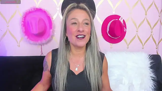 Snapshot of ladylians chatting on 01-11-25, 06:23 ladylians online show from 01-11-25, 06:23