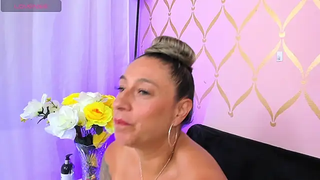 Snapshot of ladylians chatting on 01-23-25, 10:44 ladylians online show from 01-23-25, 10:44