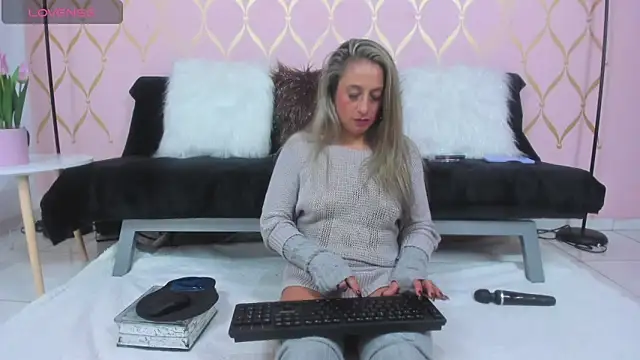 Snapshot of ladylians chatting on 02-20-25, 06:57 ladylians online show from 02-20-25, 06:57