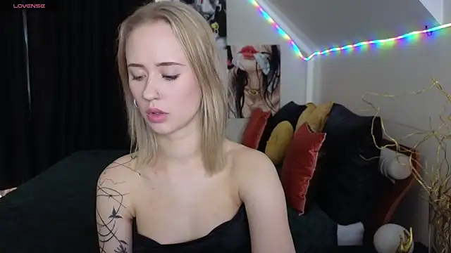 Snapshot of SashaBrooks chatting on 10-12-25, 01:32 SashaBrooks online show from 10-12-25, 01:32