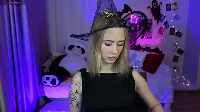 Snapshot of SashaBrooks chatting on 10-31-25, 06:09 SashaBrooks online show from 10-31-25, 06:09