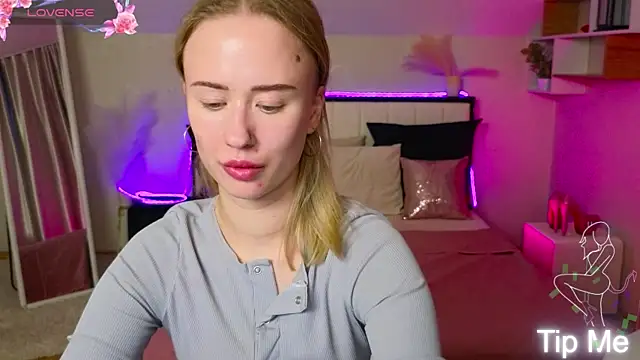 Snapshot of SashaBrooks chatting on 11-26-25, 02:07 SashaBrooks online show from 11-26-25, 02:07