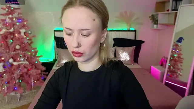 Snapshot of SashaBrooks chatting on 12-17-25, 02:12 SashaBrooks online show from 12-17-25, 02:12