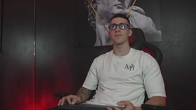 Snapshot of JacksonOlsenn chatting on 11-14-25, 09:02 JacksonOlsenn online show from 11-14-25, 09:02