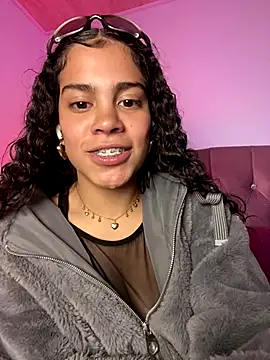 Snapshot of NINA_18_YEARS chatting on 10-29-25, 11:39 NINA 18 YEARS online show from 10-29-25, 11:39