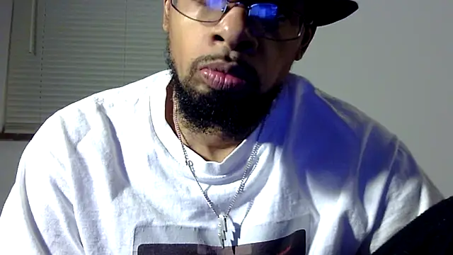 Snapshot of WhiskeyWood_DuhGOD chatting on 03-04-25, 02:17 WhiskeyWood DuhGOD online show from 03-04-25, 02:17