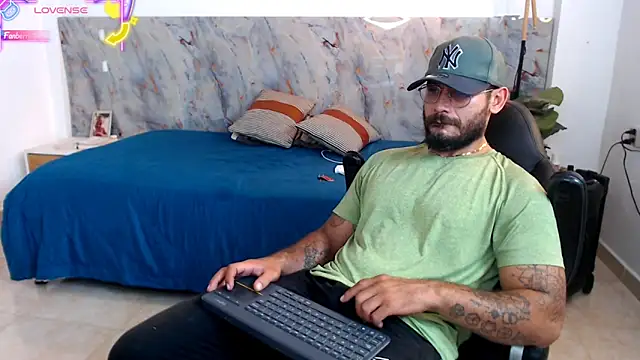 Snapshot of hanz_col chatting on 12-17-25, 01:55 hanz col online show from 12-17-25, 01:55