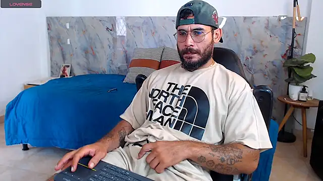 Snapshot of hanz_col chatting on 12-19-25, 03:19 hanz col online show from 12-19-25, 03:19