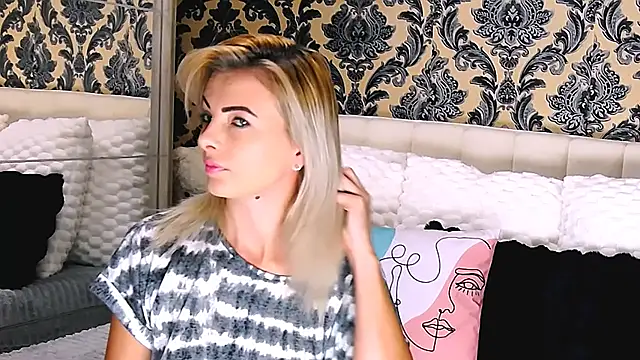 Snapshot of Aly_girl1 chatting on 09-29-25, 08:30 Aly girl1 online show from 09-29-25, 08:30