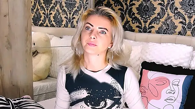 Snapshot of Aly_girl1 chatting on 10-04-25, 08:23 Aly girl1 online show from 10-04-25, 08:23