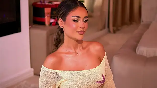 Snapshot of YasmineShaw chatting on 11-12-25, 11:58 YasmineShaw online show from 11-12-25, 11:58