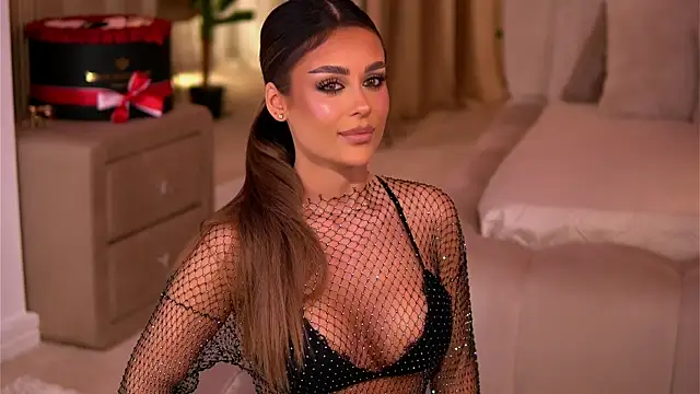 Snapshot of YasmineShaw chatting on 11-22-25, 01:26 YasmineShaw online show from 11-22-25, 01:26