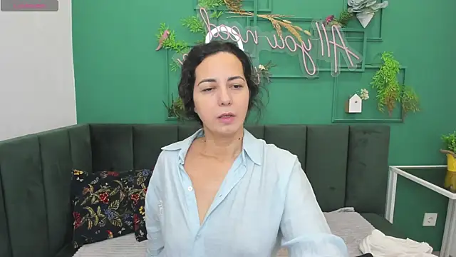 Linda Insatiable online show from 12-19-25, 01:34