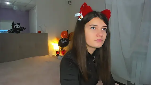 Laura Leee online show from 10-28-25, 06:28