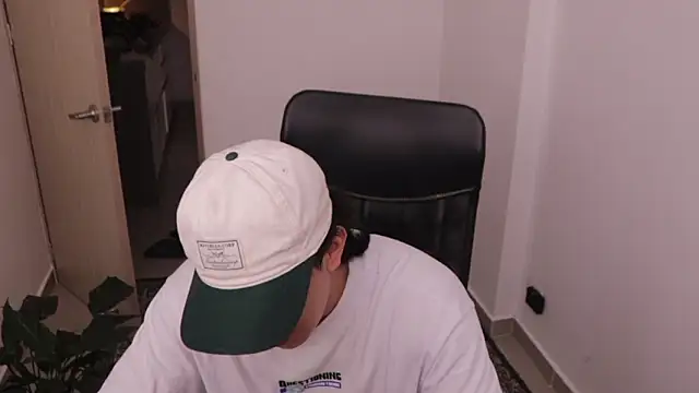 Snapshot of Tony_Hoffa chatting on 02-12-26, 06:14 Tony Hoffa online show from 02-12-26, 06:14