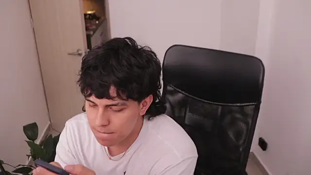 Snapshot of Tony_Hoffa chatting on 03-06-26, 10:17 Tony Hoffa online show from 03-06-26, 10:17