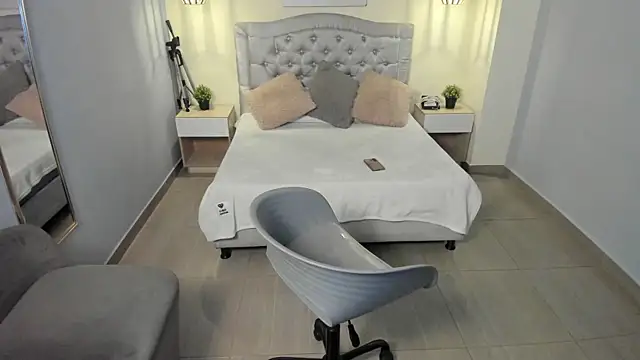 escarleth   online show from 10-17-25, 01:46