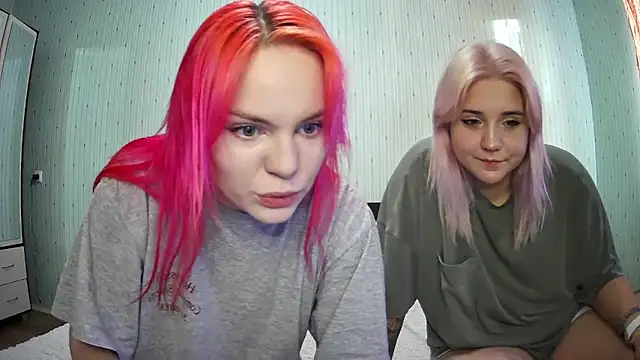 Snapshot of ChrisGirls chatting on 12-17-24, 12:43 ChrisGirls online show from 12-17-24, 12:43