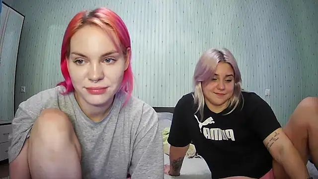 Snapshot of ChrisGirls chatting on 01-07-25, 01:14 ChrisGirls online show from 01-07-25, 01:14