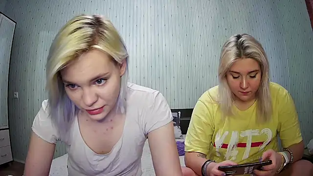 Snapshot of ChrisGirls chatting on 01-18-25, 09:02 ChrisGirls online show from 01-18-25, 09:02