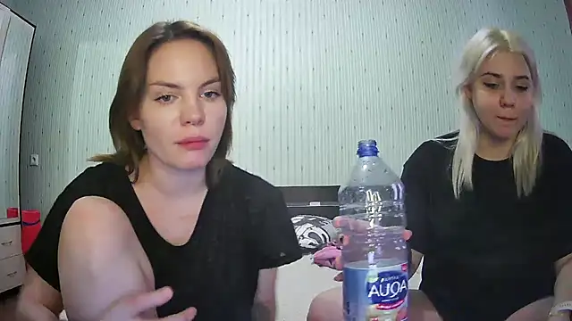 Snapshot of ChrisGirls chatting on 02-18-25, 01:33 ChrisGirls online show from 02-18-25, 01:33
