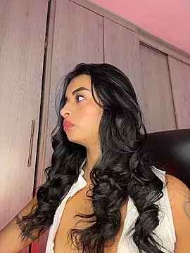 Laura fernandezII online show from 12-21-25, 08:16