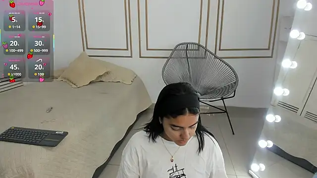 Snapshot of natalia_aguirre1 chatting on 09-21-25, 12:18 natalia aguirre1 online show from 09-21-25, 12:18