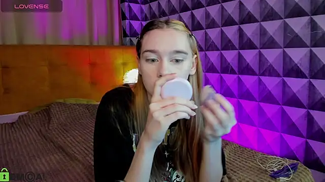 Snapshot of Lesi_Moonie01 chatting on 10-15-25, 08:14 Lesi Moonie01 online show from 10-15-25, 08:14