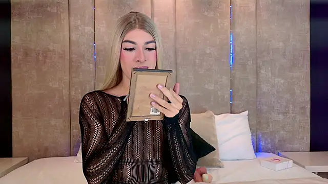 Snapshot of MaxiRogers chatting on 11-17-25, 11:49 MaxiRogers online show from 11-17-25, 11:49