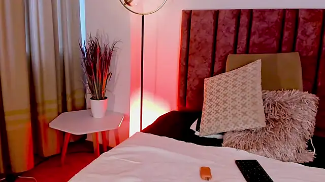 Snapshot of HollyHudsonn chatting on 12-16-24, 11:55 HollyHudsonn online show from 12-16-24, 11:55