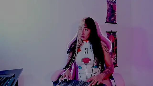 Snapshot of HollyHudsonn chatting on 01-21-25, 12:04 HollyHudsonn online show from 01-21-25, 12:04