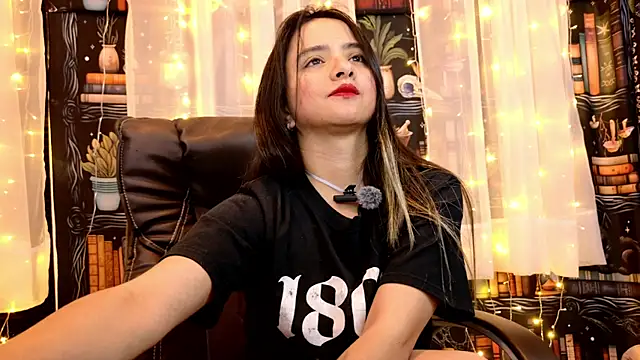Snapshot of julietta___jackson chatting on 05-26-26, 09:33 julietta jackson online show from 05-26-26, 09:33