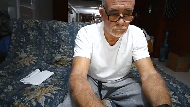 Snapshot of maduroguapo chatting on 12-17-24, 05:15 maduroguapo online show from 12-17-24, 05:15