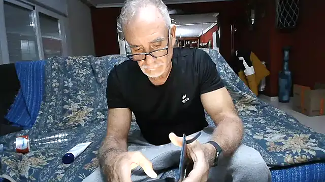 Snapshot of maduroguapo chatting on 12-18-24, 05:21 maduroguapo online show from 12-18-24, 05:21