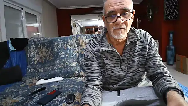 Snapshot of maduroguapo chatting on 12-20-24, 10:11 maduroguapo online show from 12-20-24, 10:11