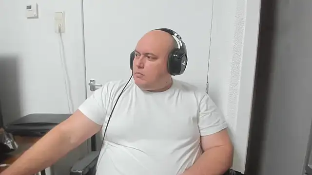 Snapshot of BigromeoXX chatting on 12-27-24, 07:03 BigromeoXX online show from 12-27-24, 07:03