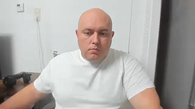 Snapshot of BigromeoXX chatting on 12-30-24, 07:11 BigromeoXX online show from 12-30-24, 07:11