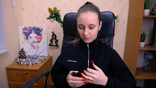 Snapshot of _Nicole_new chatting on 12-28-24, 12:35  Nicole new online show from 12-28-24, 12:35