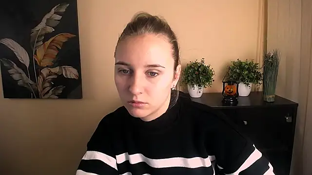 Snapshot of _Nicole_new chatting on 10-30-25, 09:22  Nicole new online show from 10-30-25, 09:22