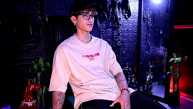 Snapshot of DemonKush-- chatting on 11-07-25, 03:06 DemonKush-- online show from 11-07-25, 03:06