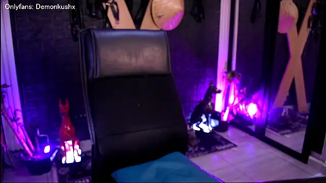 Snapshot of DemonKush-- chatting on 12-05-25, 01:09 DemonKush-- online show from 12-05-25, 01:09