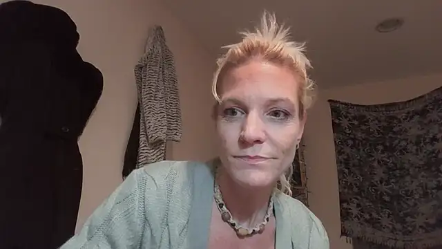 Snapshot of AddieAssets chatting on 12-05-24, 01:58 AddieAssets online show from 12-05-24, 01:58