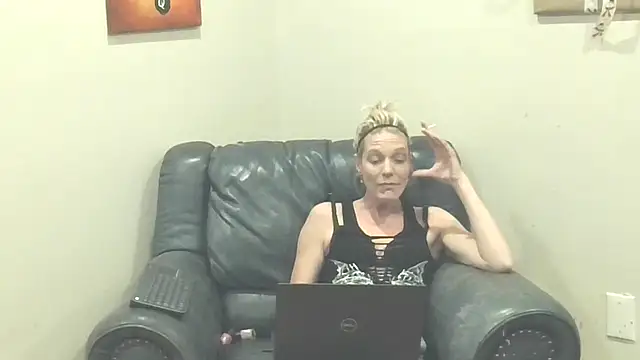 Snapshot of AddieAssets chatting on 01-05-25, 07:07 AddieAssets online show from 01-05-25, 07:07