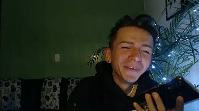 Snapshot of smallgiant27 chatting on 12-13-24, 11:17 smallgiant27 online show from 12-13-24, 11:17