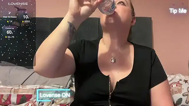 Snapshot of NaughtyWifeUK chatting on 12-06-24, 05:33 NaughtyWifeUK online show from 12-06-24, 05:33