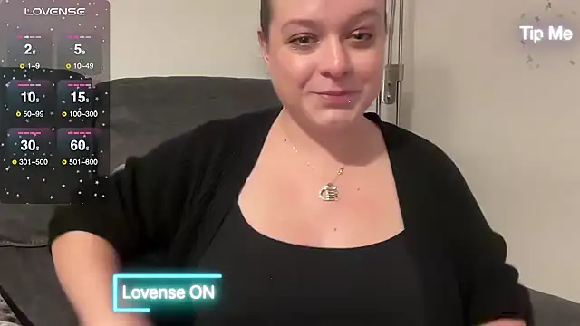 Snapshot of NaughtyWifeUK chatting on 12-17-24, 10:22 NaughtyWifeUK online show from 12-17-24, 10:22