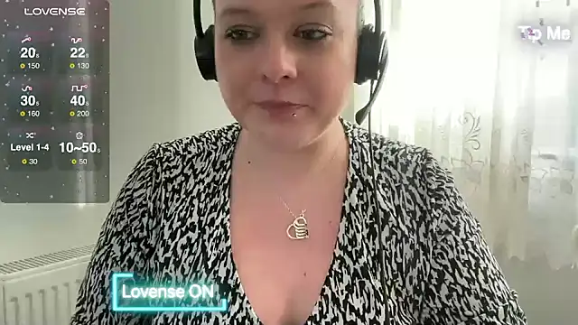 Snapshot of NaughtyWifeUK chatting on 01-07-25, 01:24 NaughtyWifeUK online show from 01-07-25, 01:24