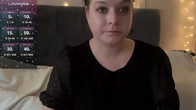 Snapshot of NaughtyWifeUK chatting on 10-13-25, 04:18 NaughtyWifeUK online show from 10-13-25, 04:18