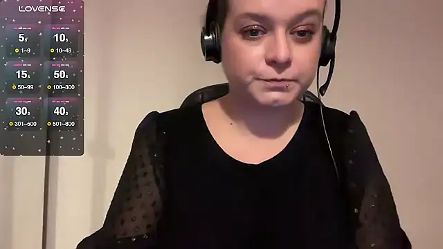 Snapshot of NaughtyWifeUK chatting on 11-28-25, 04:09 NaughtyWifeUK online show from 11-28-25, 04:09