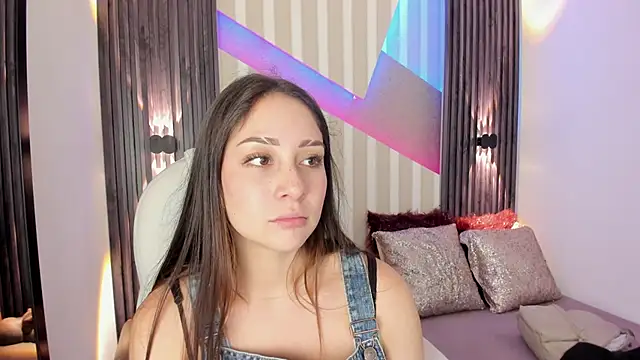 Snapshot of emily_layton chatting on 09-16-25, 02:40 emily layton online show from 09-16-25, 02:40